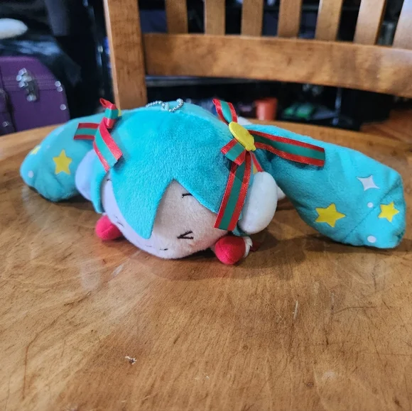 2019 Christmas Laying Miku Hatsune Vocaloid Plush Keychain - Picture 1 of 12